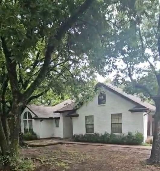 Property Photo: 4030 Walnut Lane TX 76065