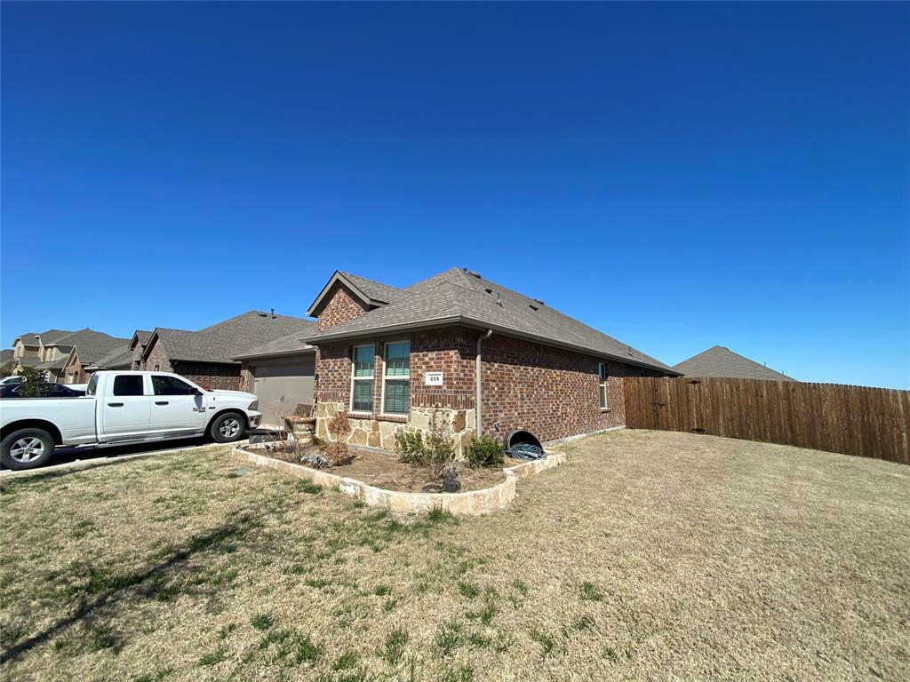 Property Photo: 215 Condor Pass TX 75135