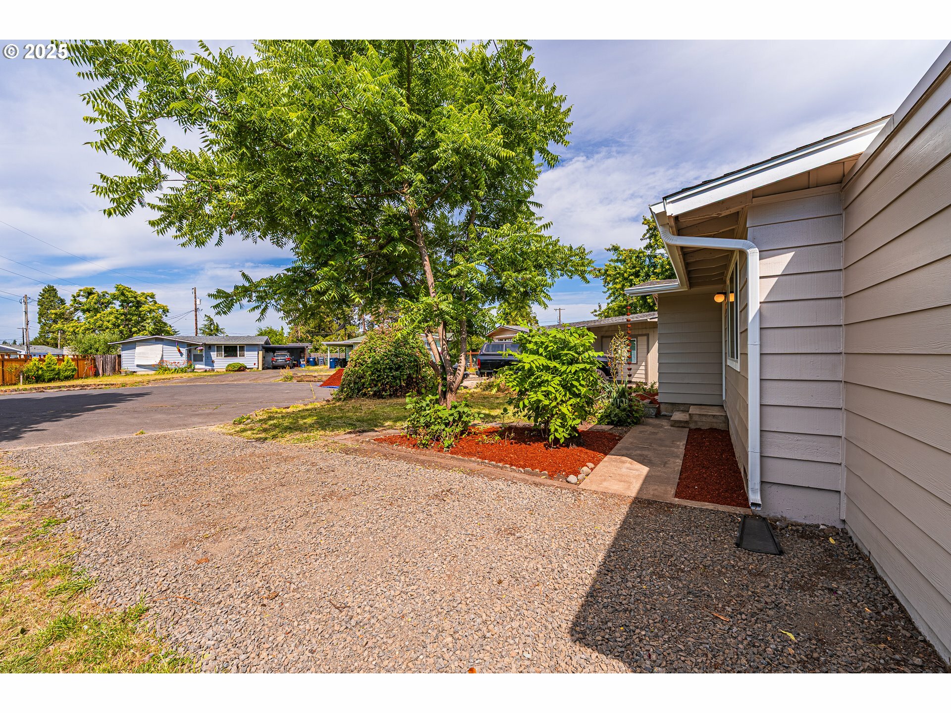 Property Photo: 823 20th St OR 97477