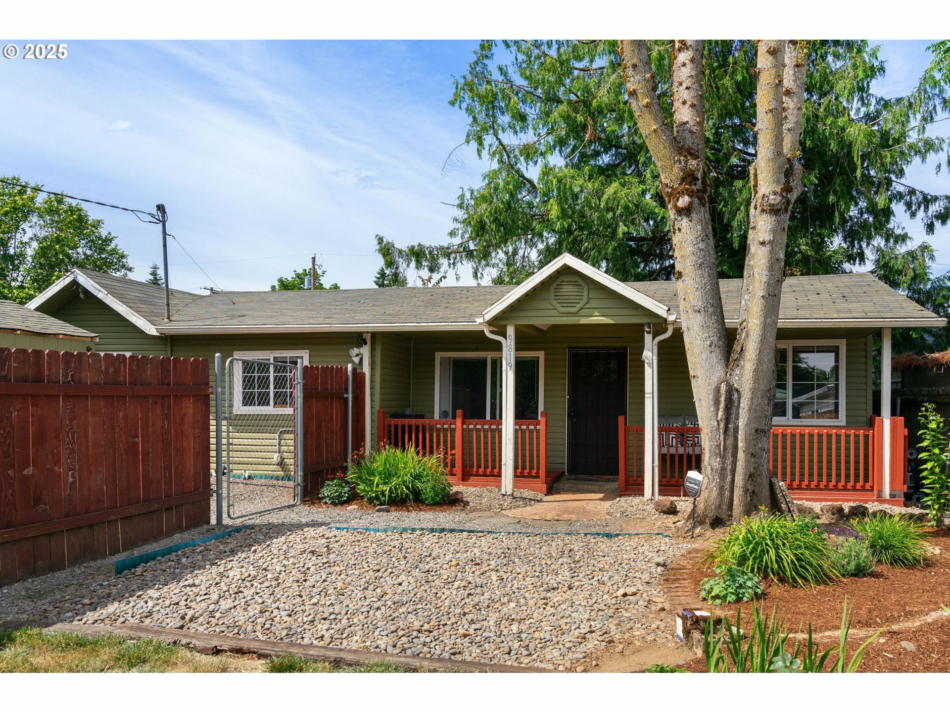 9819 SE Knight St  Portland OR 97266 photo