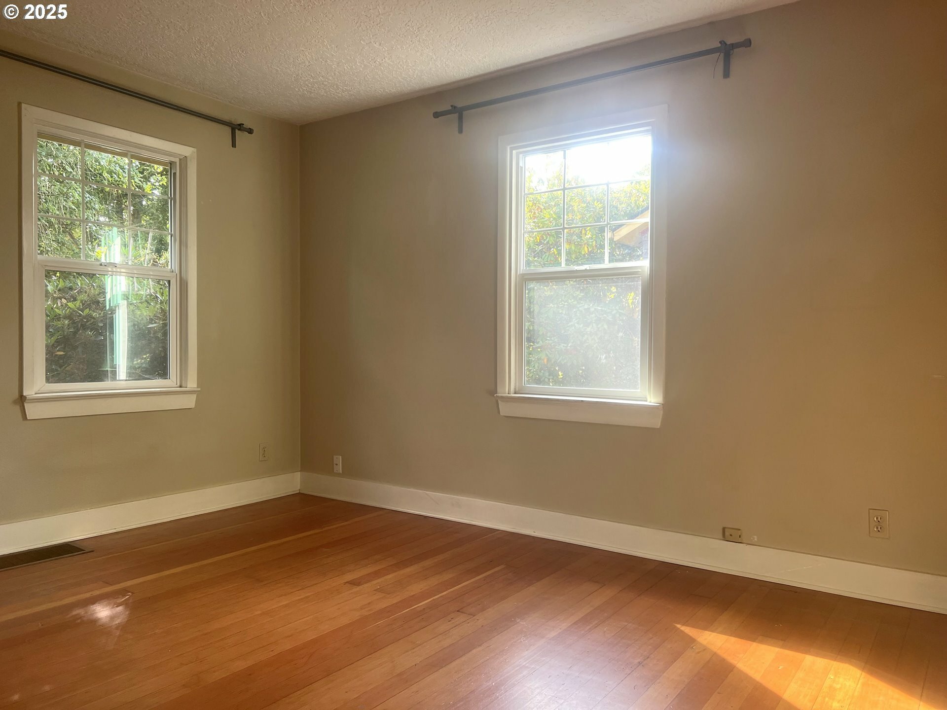 Property Photo: 6433 NE 35th Ave OR 97211