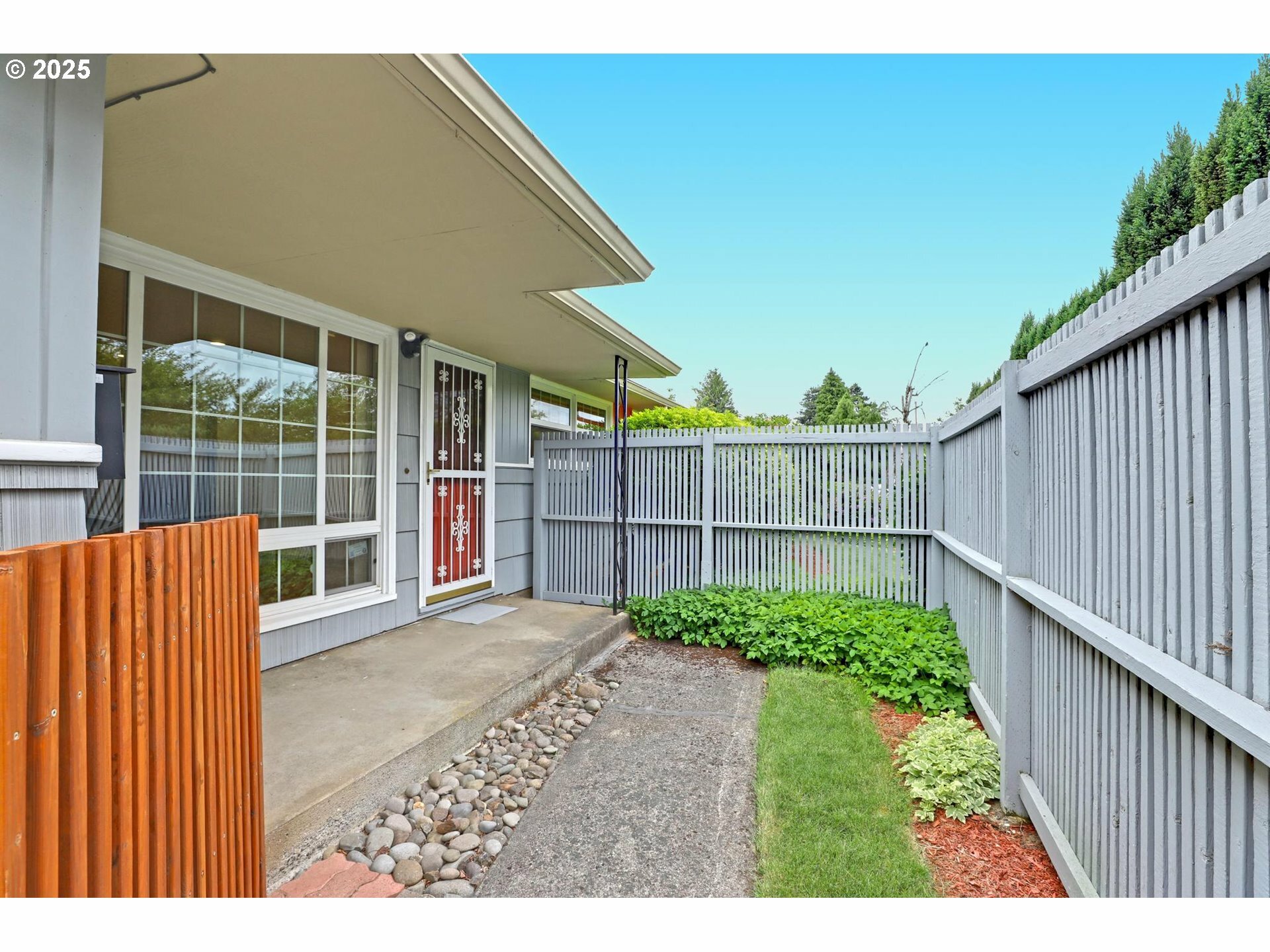 Property Photo: 2170 SE 98th Ave OR 97216