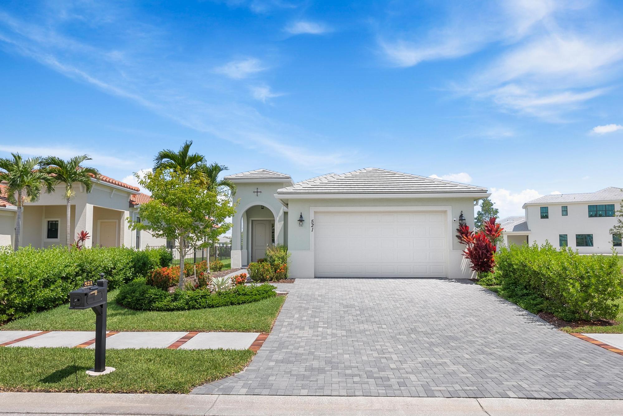 Property Photo: 521 SE Fascino Circle FL 34984
