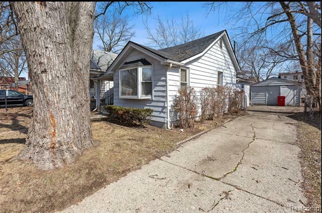 Property Photo: 21916 Oakwood Avenue MI 48021