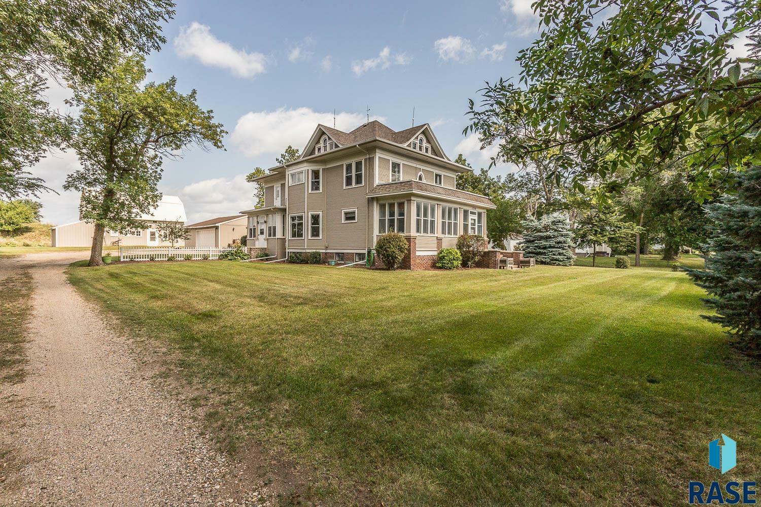 Property Photo: 1220 NE 3rd St SD 57042