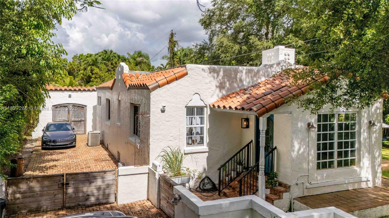 Property Photo: 1210 Genoa St FL 33134