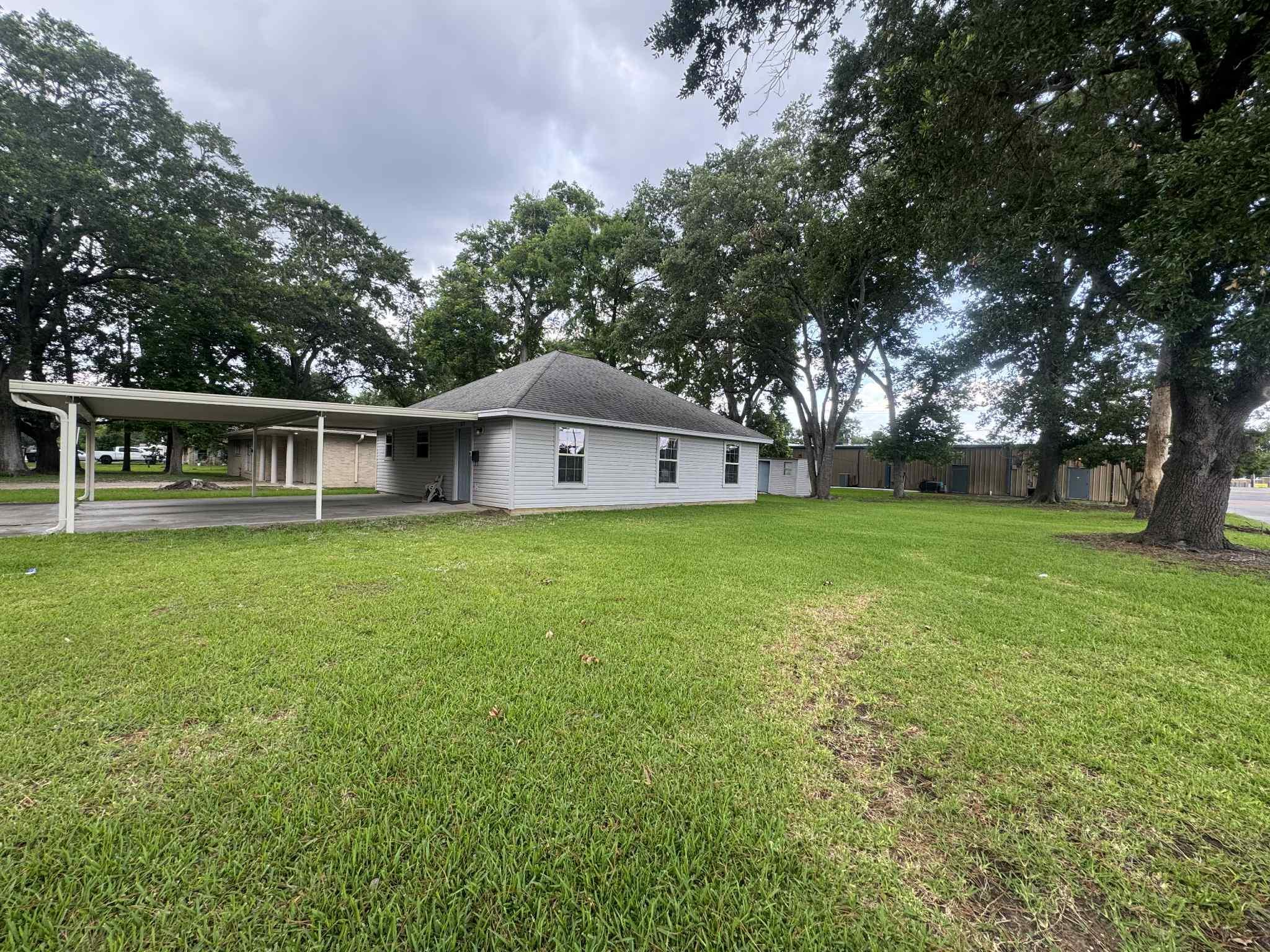 Property Photo: 825 S 12th TX 77627