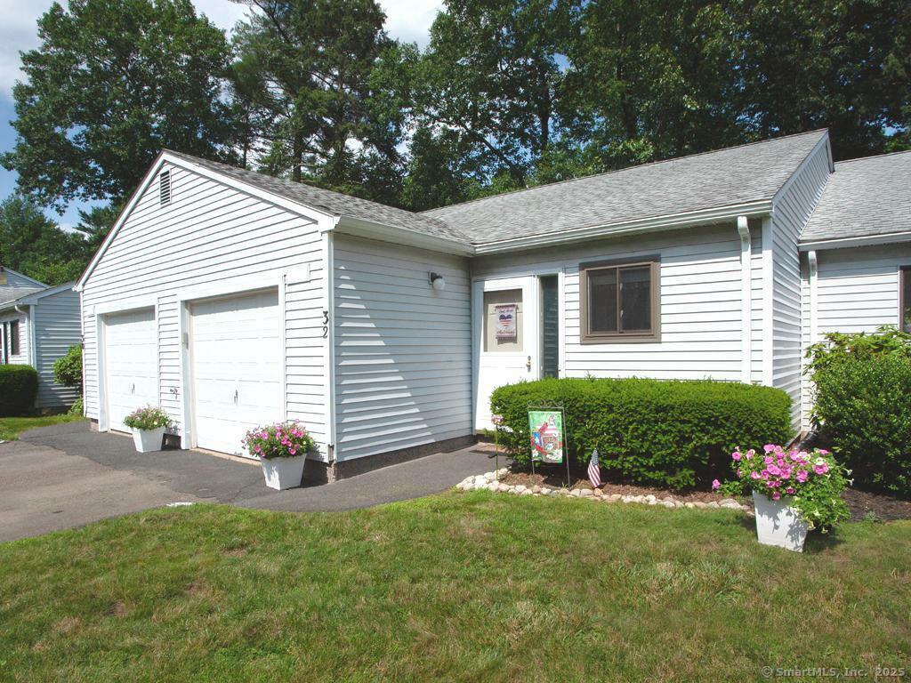 Property Photo: 32 Knoll Lane 32 CT 06089