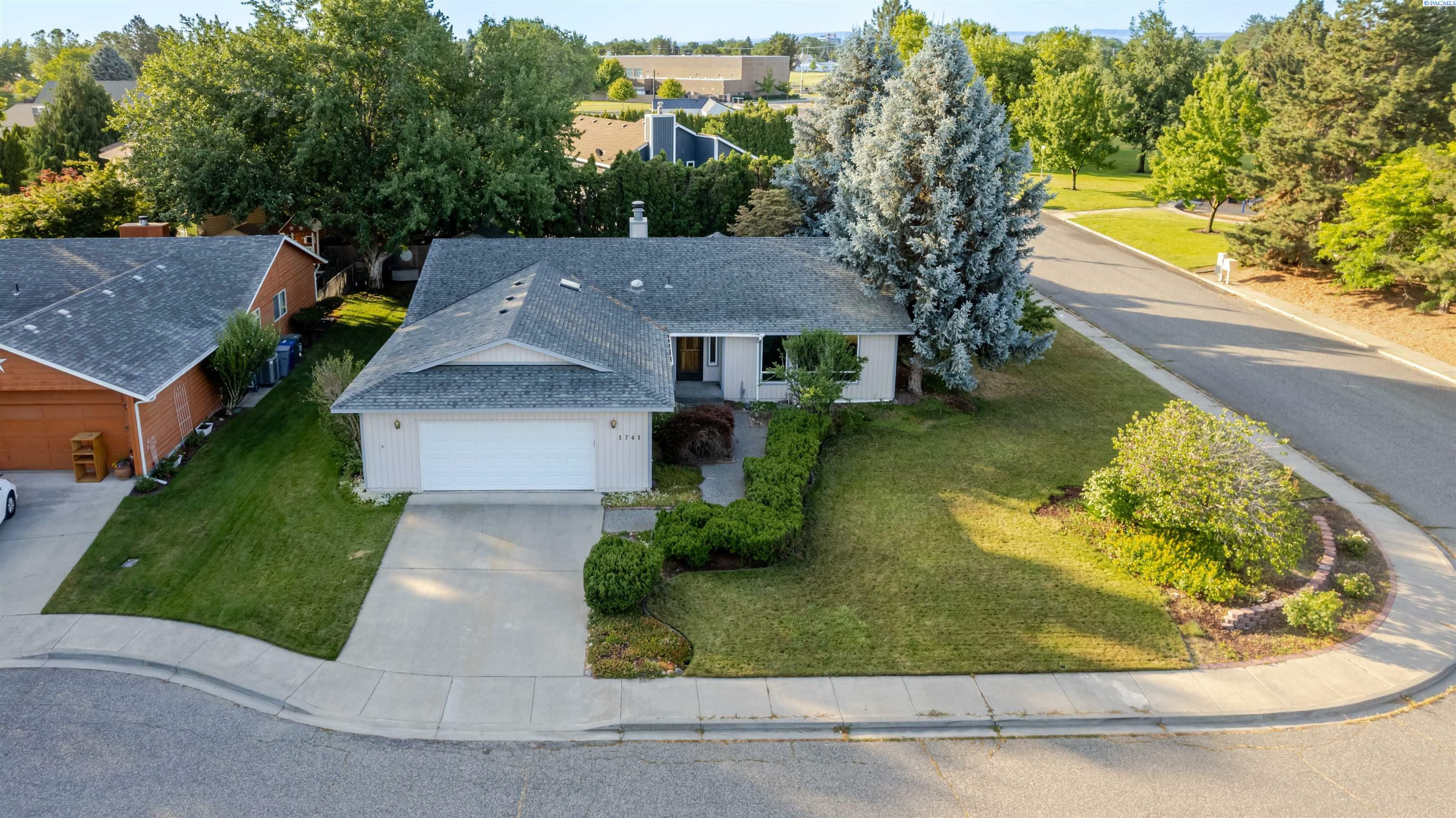 Property Photo: 1741 April Loop WA 99352