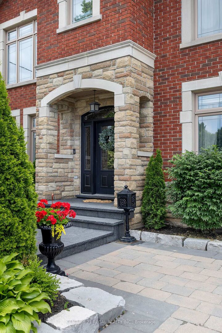 Photo de la propriété: 127 Sultana Avenue ON M6A 1T6