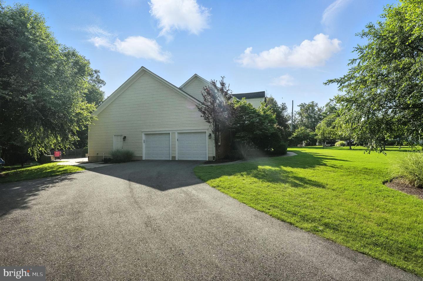 Property Photo: 5611 Edgemont Drive VA 22310