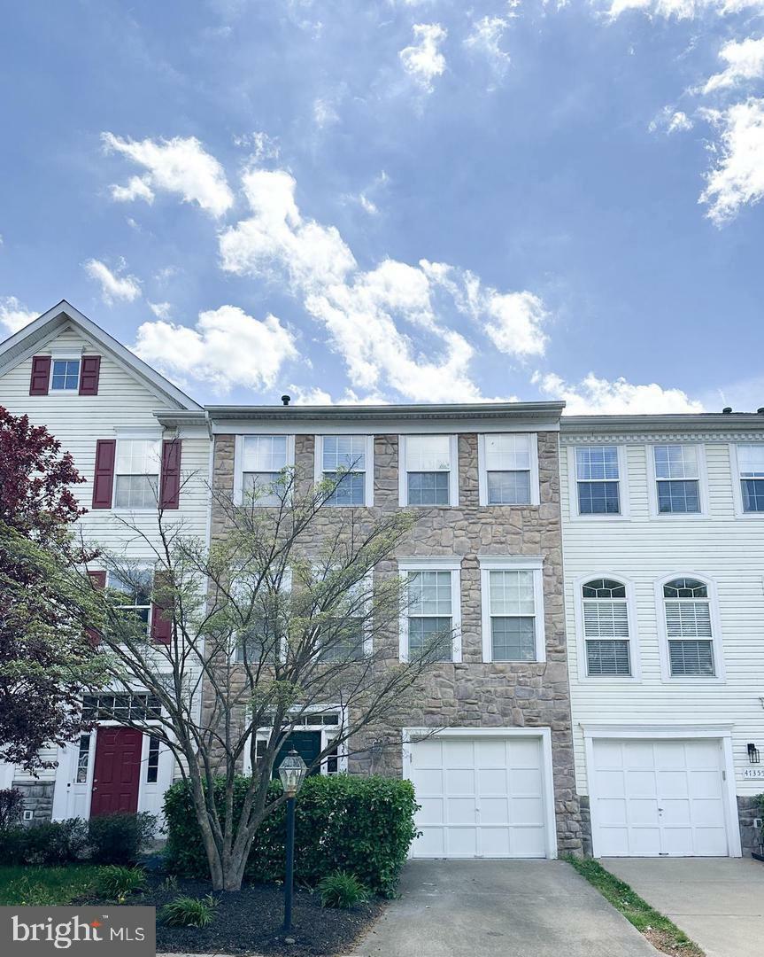 Property Photo: 47357 Darkhollow Falls Terrace VA 20165