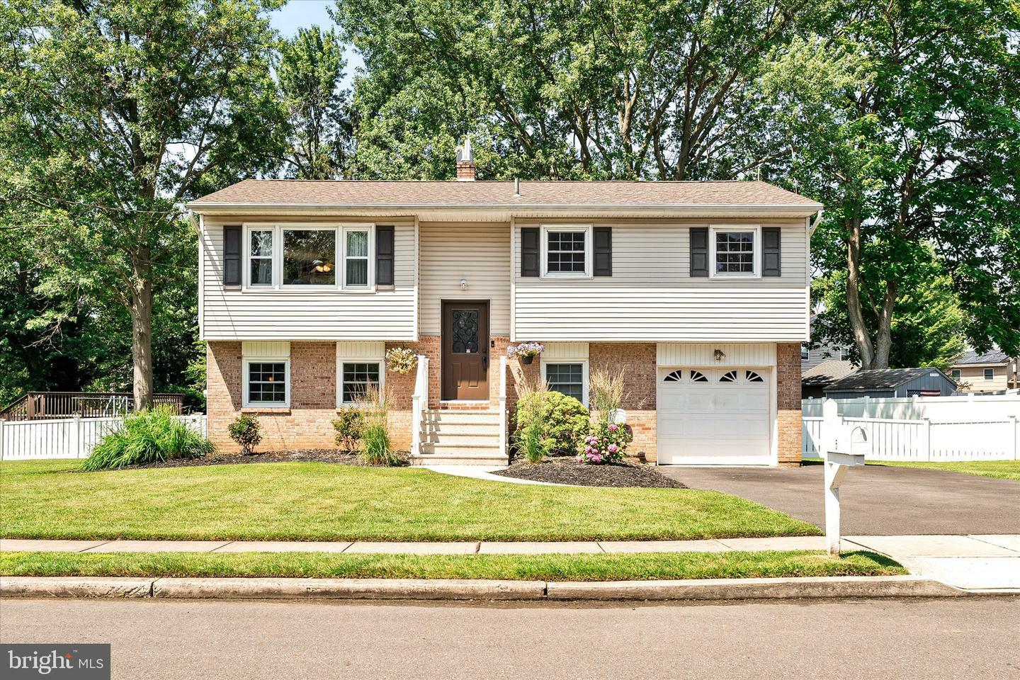 Property Photo:  5 Wisteria La  NJ 08690 