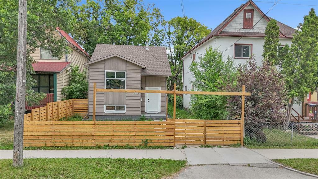 Property Photo:  507 Burrows Avenue  MB R2W 2A3 