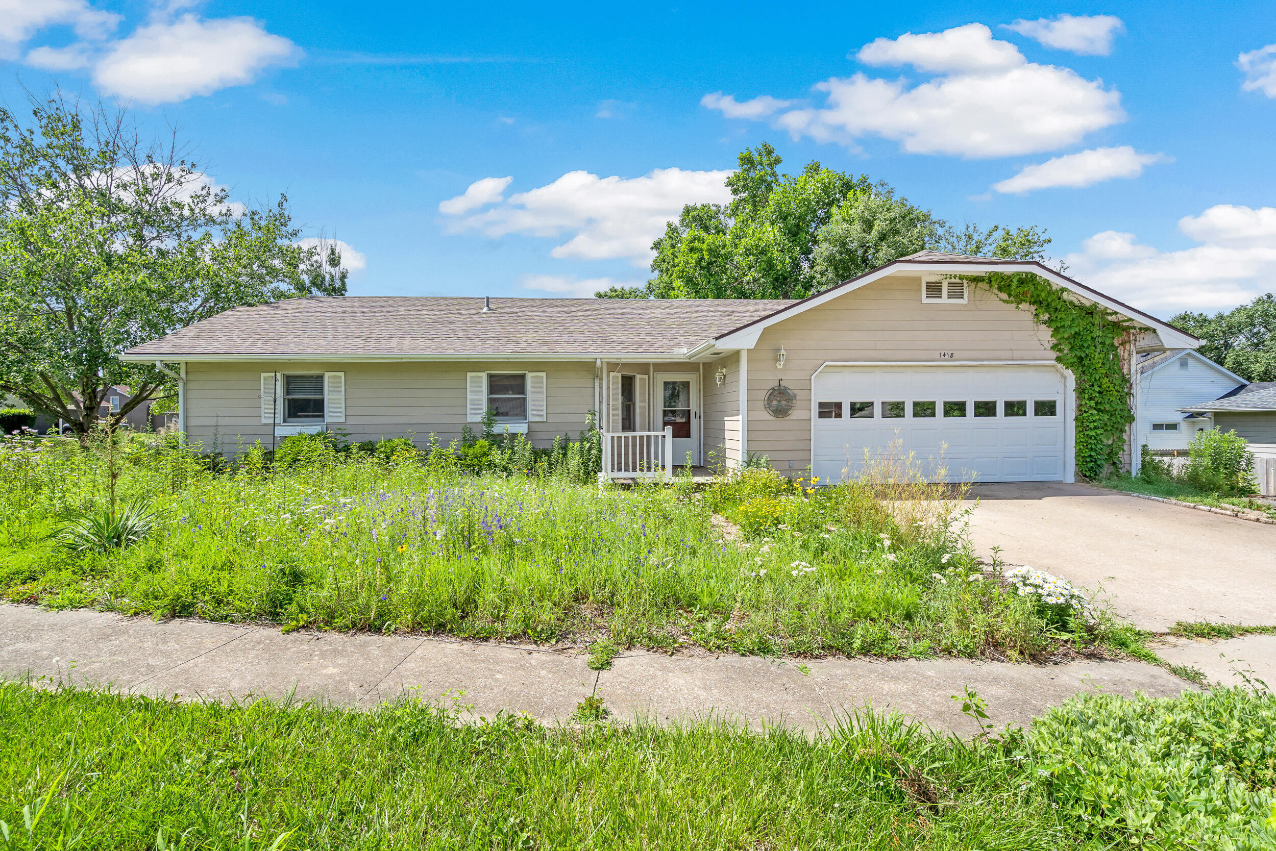 Property Photo: 1418 N Azalea St MO 65201