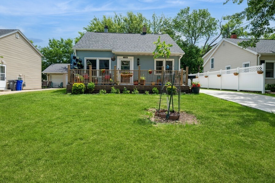 Property Photo: 1120 23rd St IA 52403