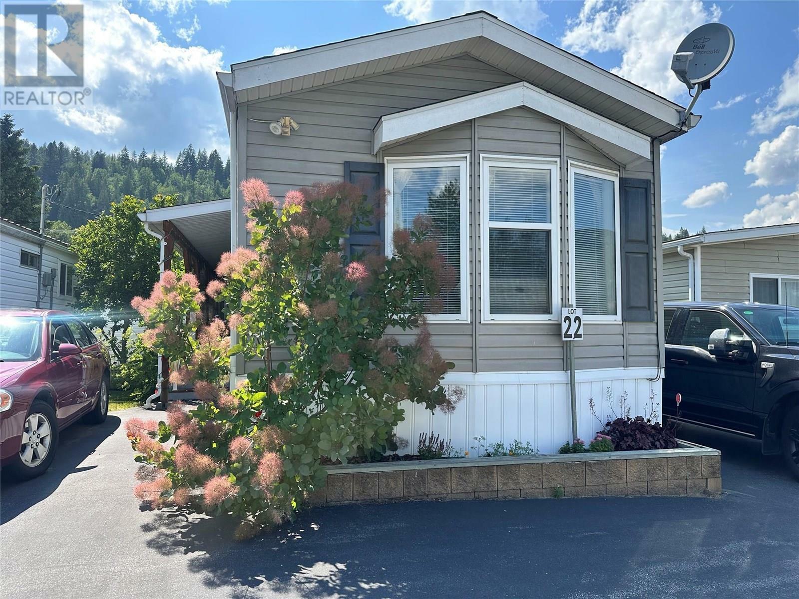 Property Photo: 1545 Columbia Avenue 11 BC V1N 1J1