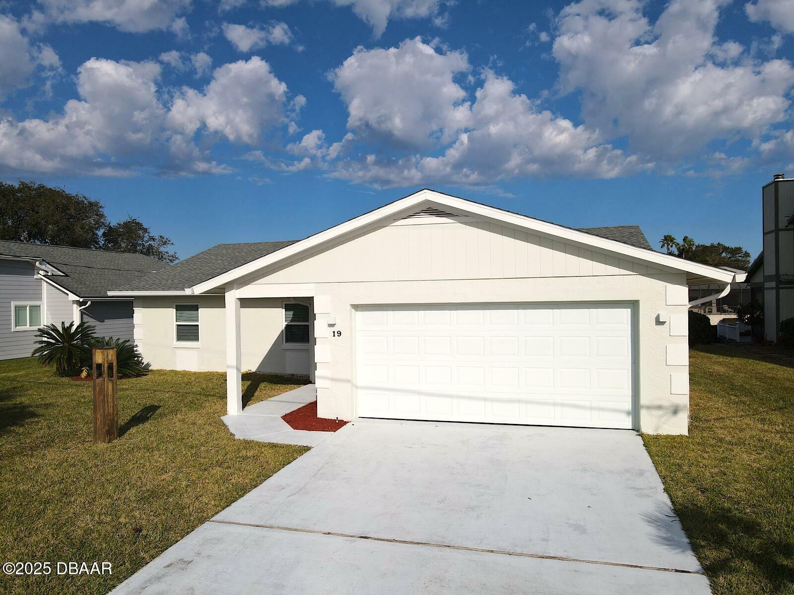 Property Photo: 19 Cedarfield Court FL 32137