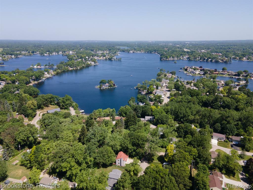 646 Alan Drive  Lake Orion MI 48362 2800 photo