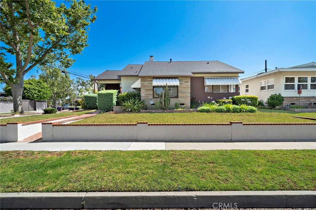 2460 Vuelta Grande Avenue  Long Beach CA 90815 photo