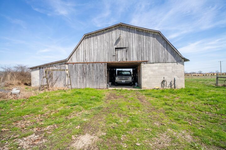 Property Photo: 135 Campbellsville Pike TN 38456