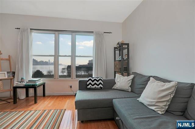 330 The Promenade  Edgewater NJ 07020 photo