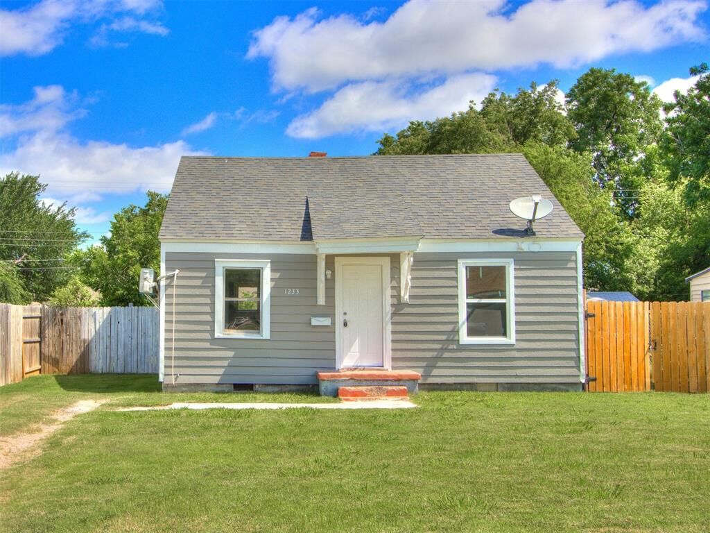 Property Photo:  1233 SW 34th Street  OK 73109 