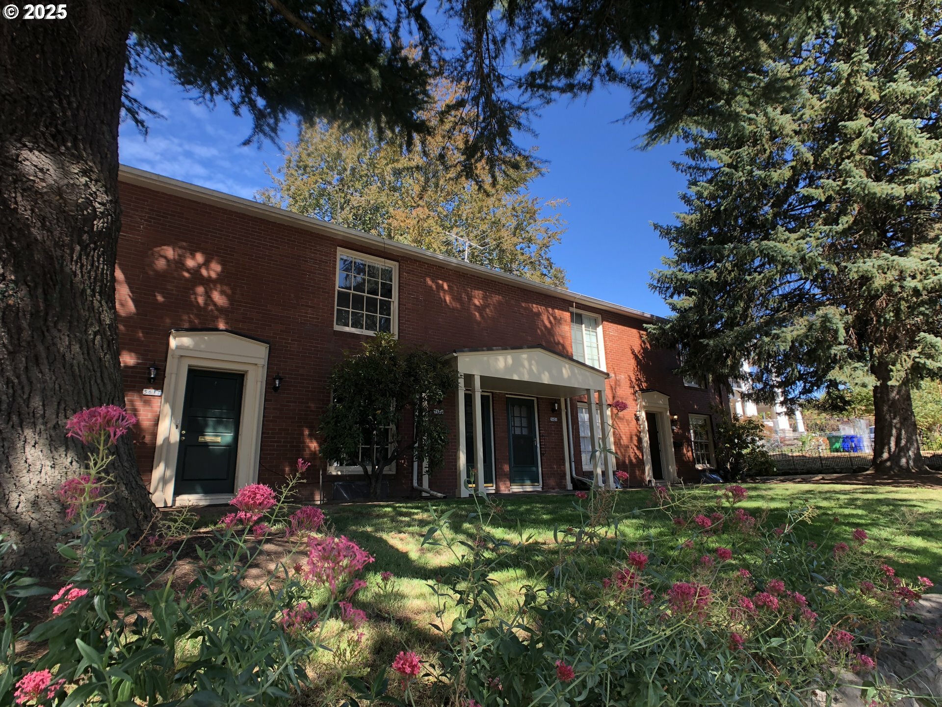 Property Photo:  5617 SE Belmont St  OR 97215 