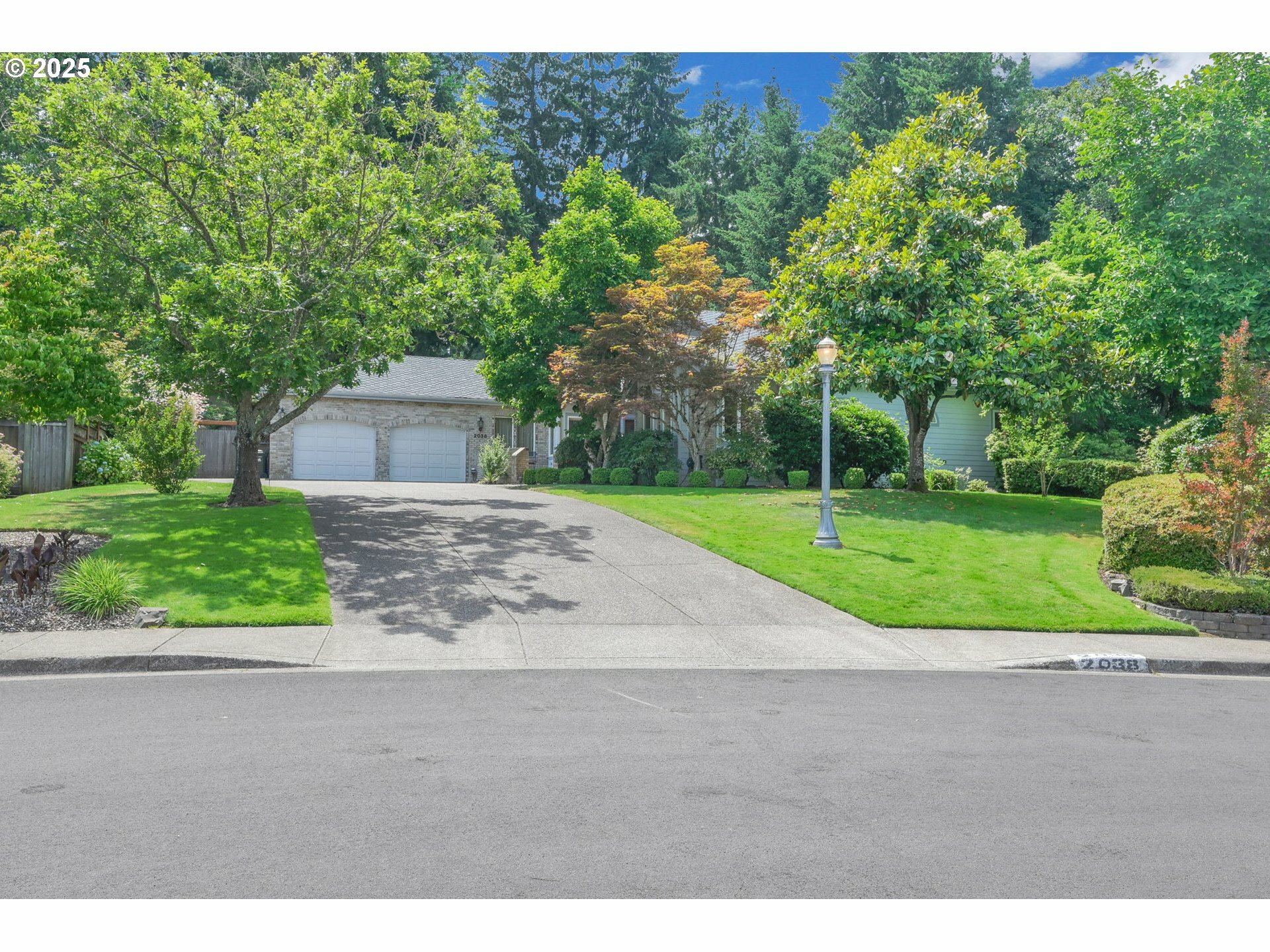 Property Photo: 2038 Morning View Dr OR 97405