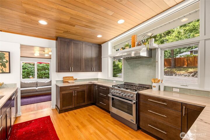 Property Photo:  8975  Ferncliff Avenue NE  WA 98110 