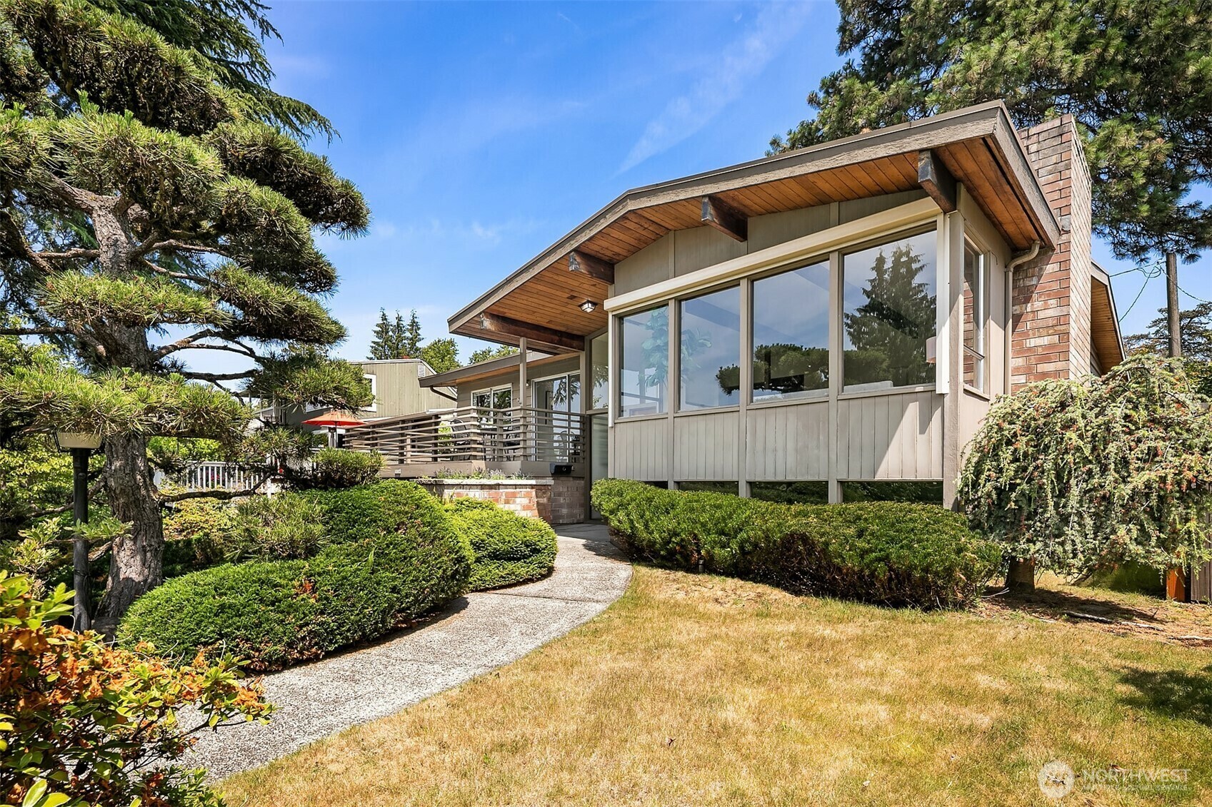 Property Photo: 5036 45th Avenue NE WA 98105