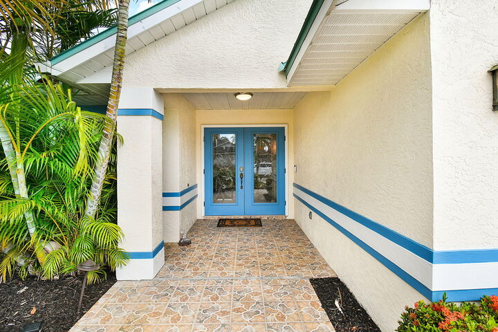 Property Photo: 702 SE Adams Court FL 34984