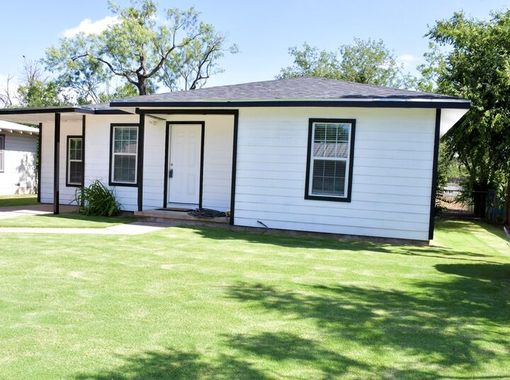 Property Photo: 1122 E 20th St TX 76903