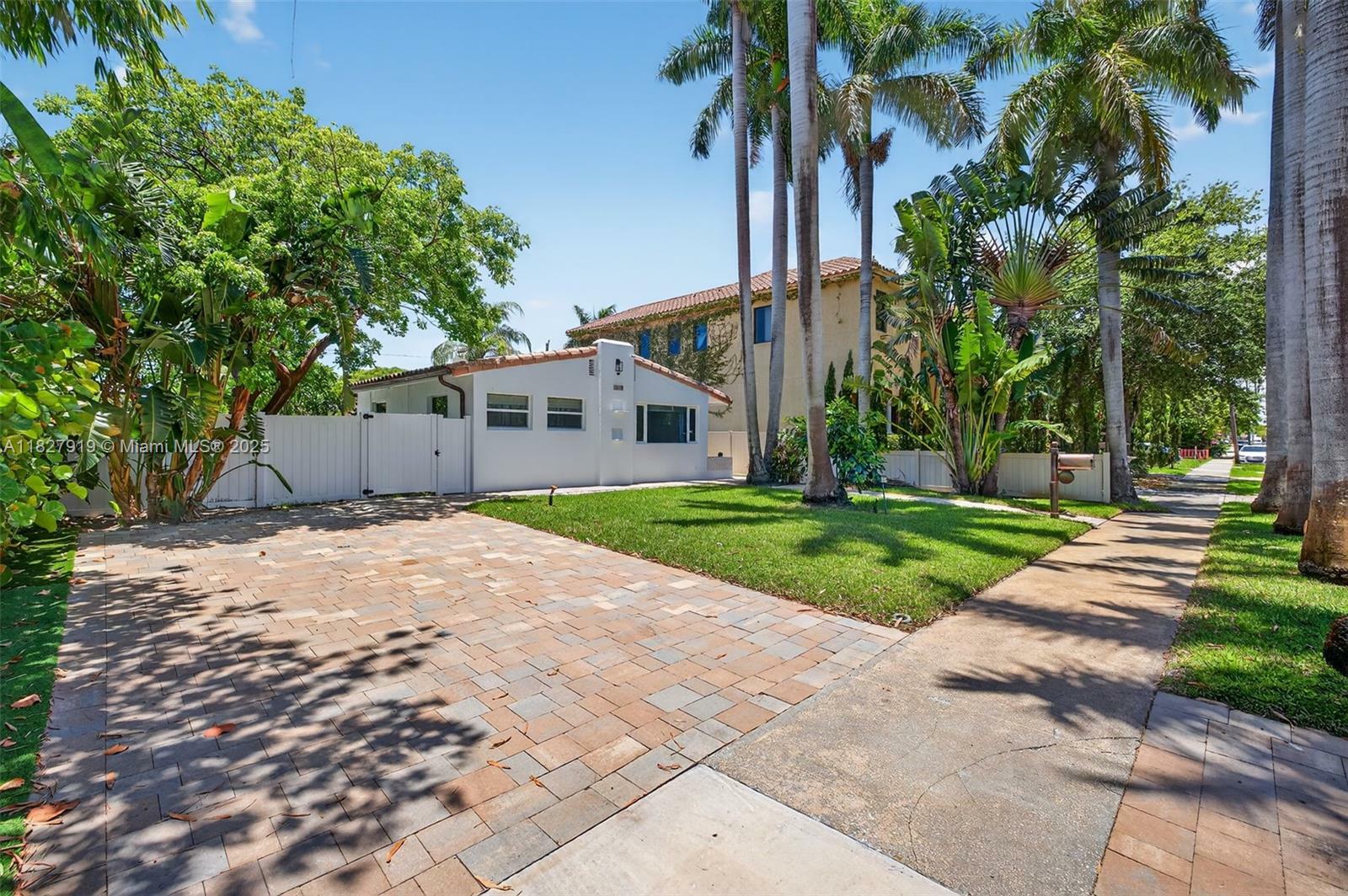 Property Photo: 1622 Mayo St FL 33020