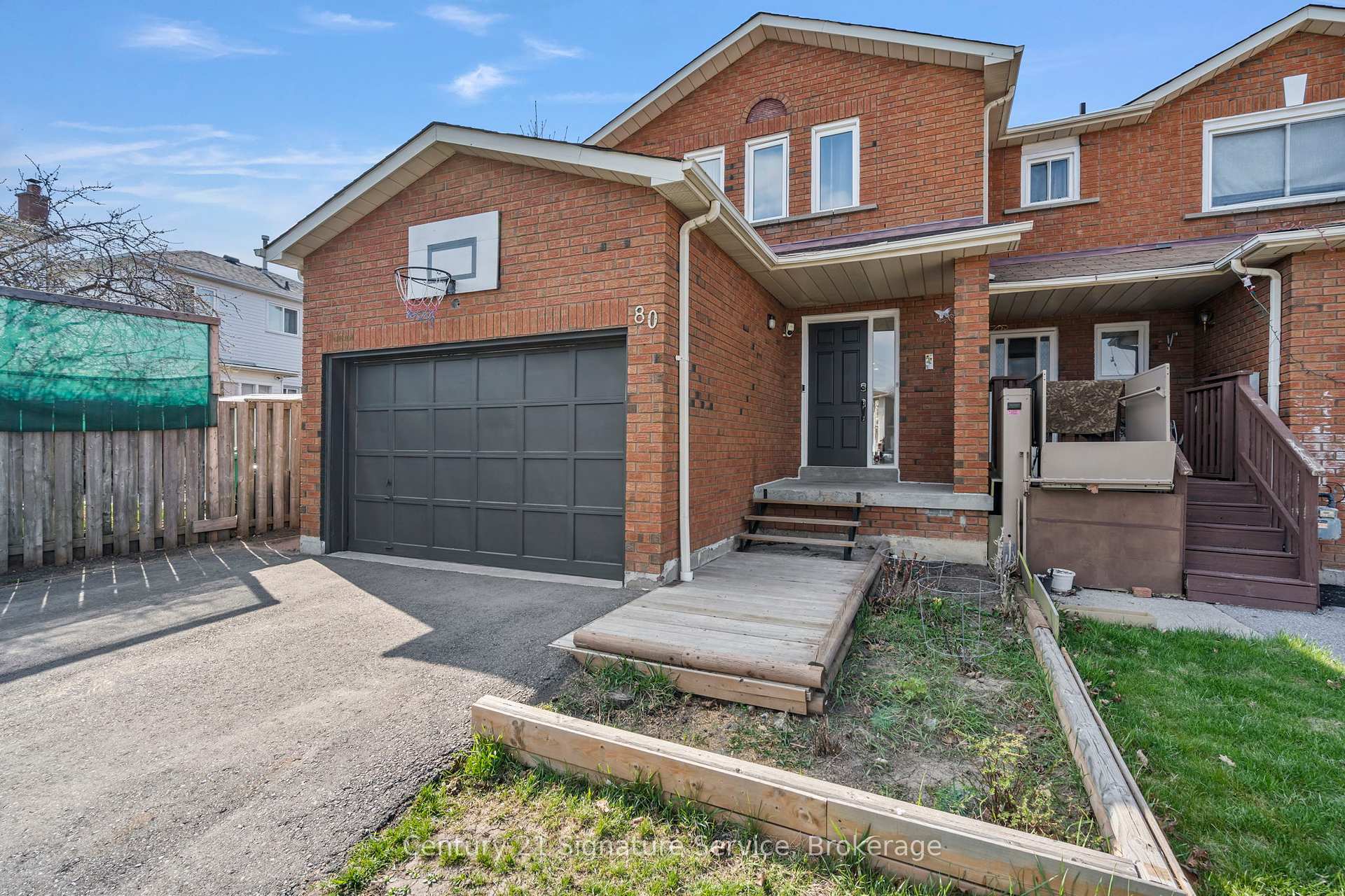 Photo de la propriété: 80 Dutch Crescent ON L6Y 3X1
