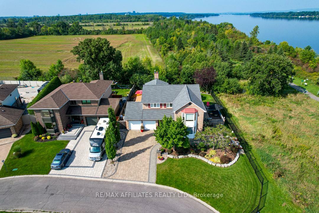 Property Photo: 800 Fairwinds Terrace ON K1C 2X6