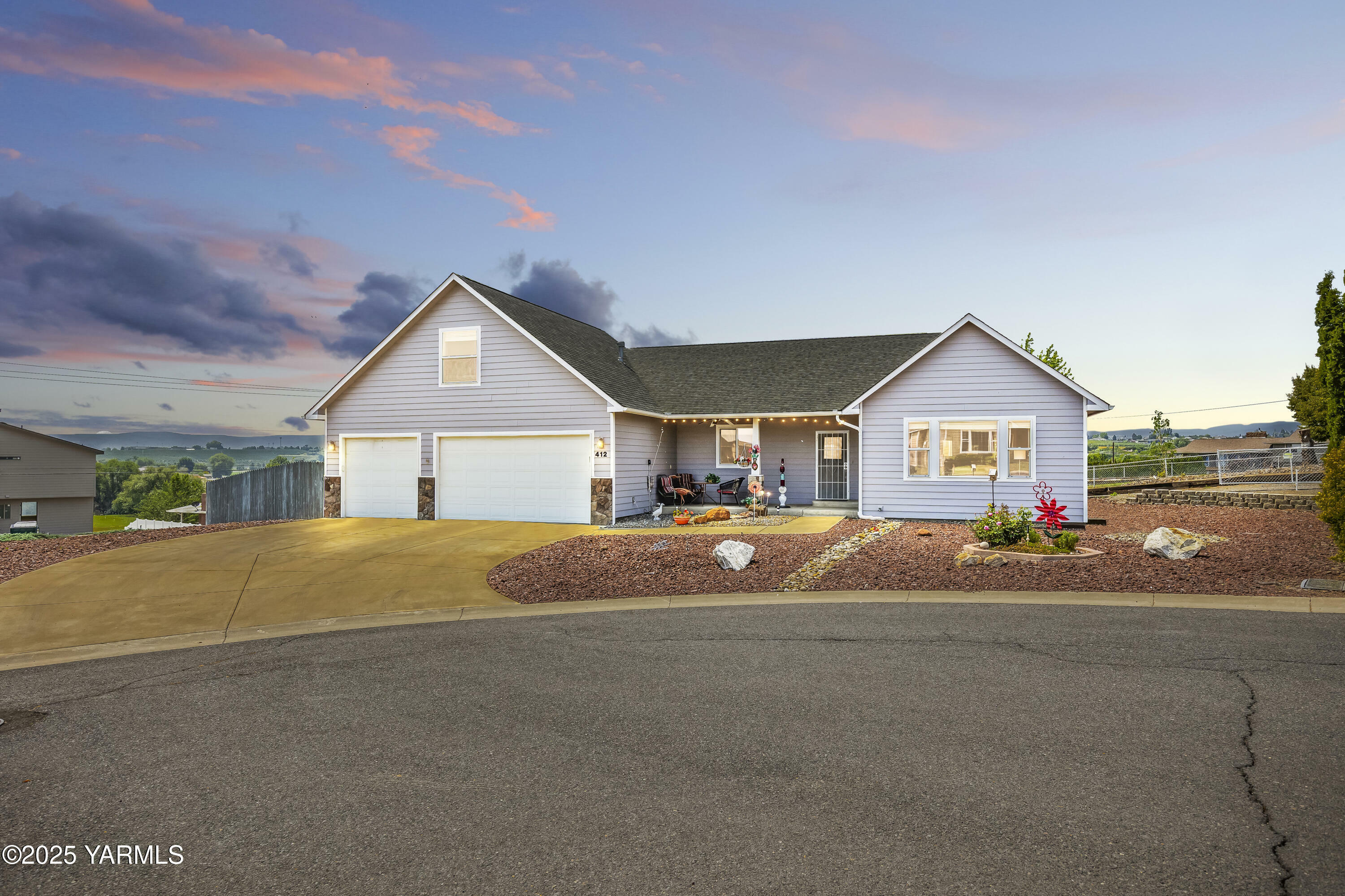 Property Photo:  412 S 93rd Ave  WA 98908 