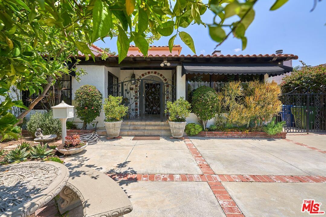 Property Photo: 424 N Arden Blvd CA 90004
