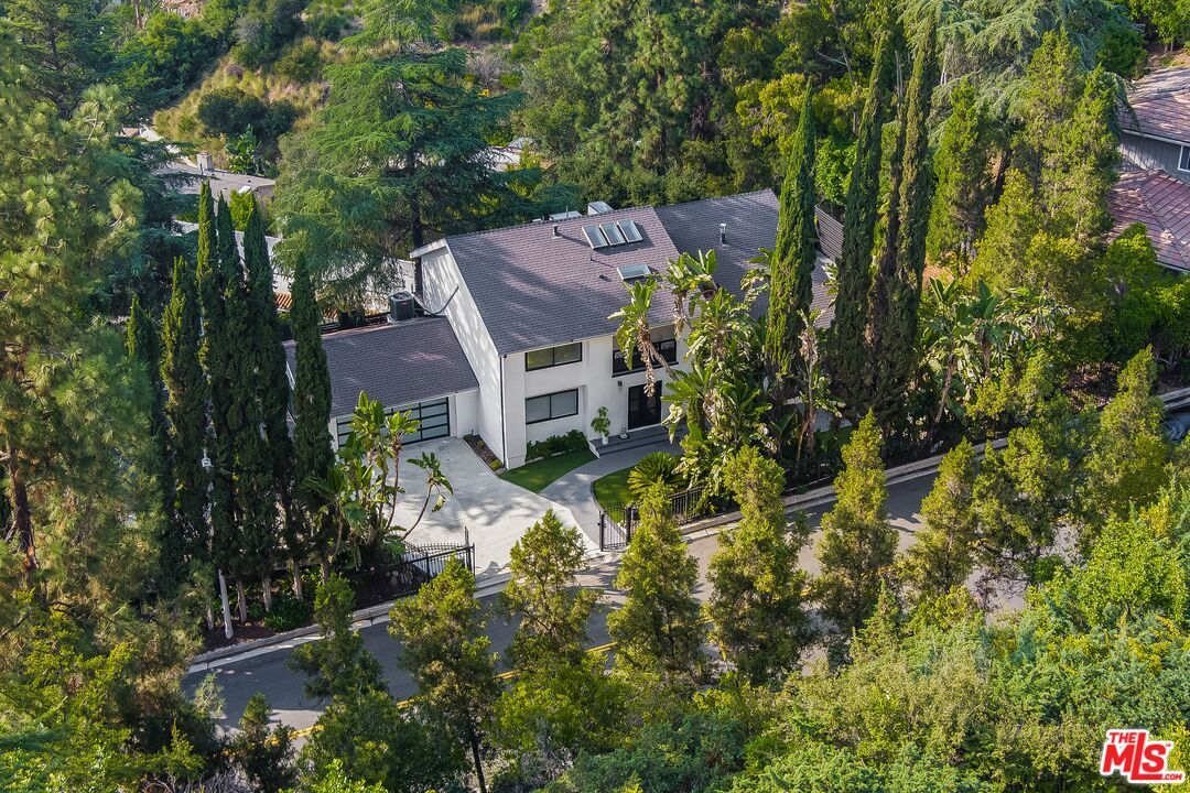 Property Photo:  1881 Mount Olympus Dr  CA 90046 