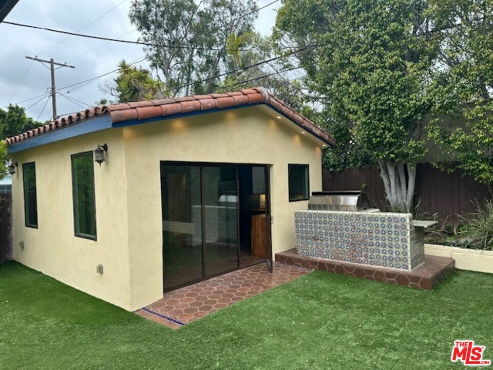 Property Photo: 10589 Holman Av CA 90024