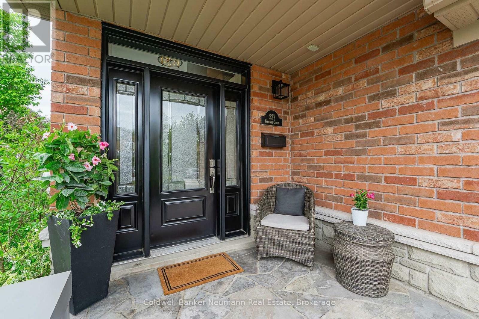 Photo de la propriété: 227 Valmont Court ON L9G 5A1