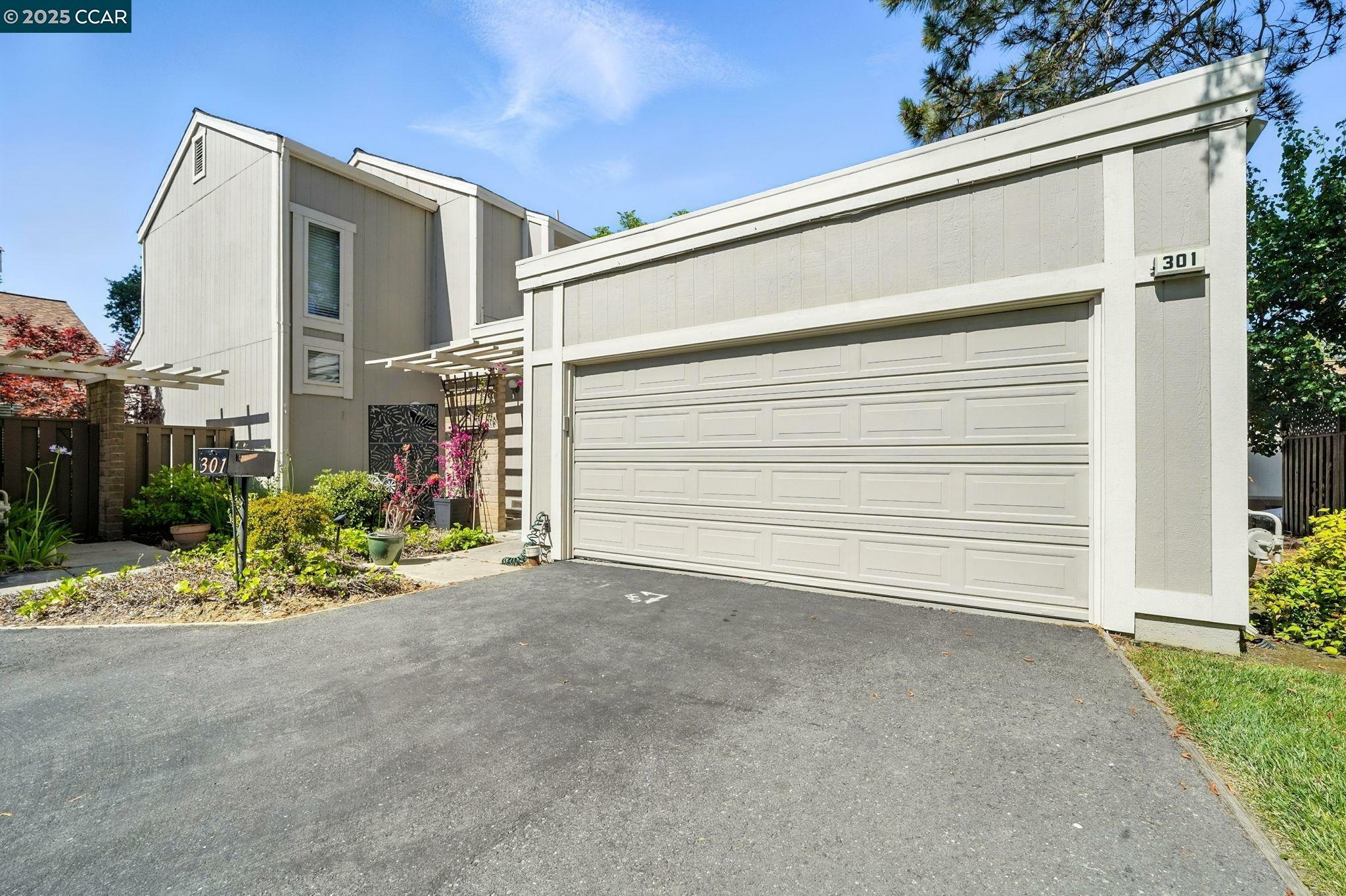 Property Photo: 301 Parklane Plz CA 94553