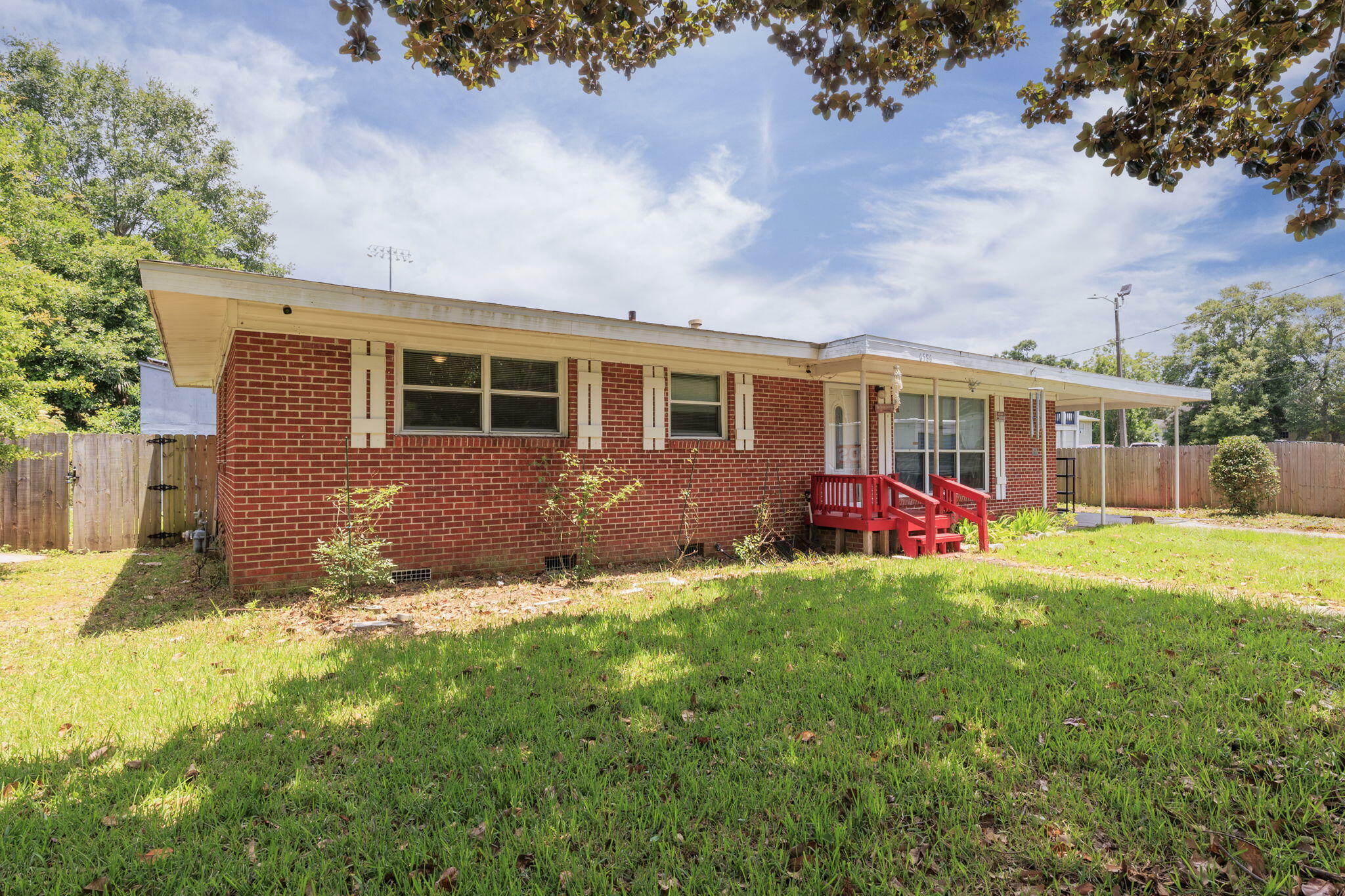 Property Photo: 6586 Sellers Drive FL 32570