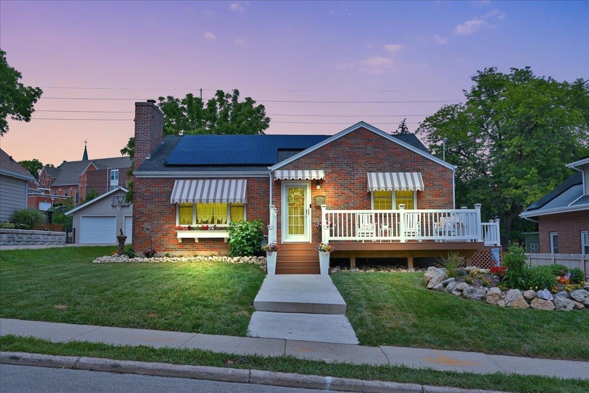 Property Photo: 2225 Green Street IA 52001