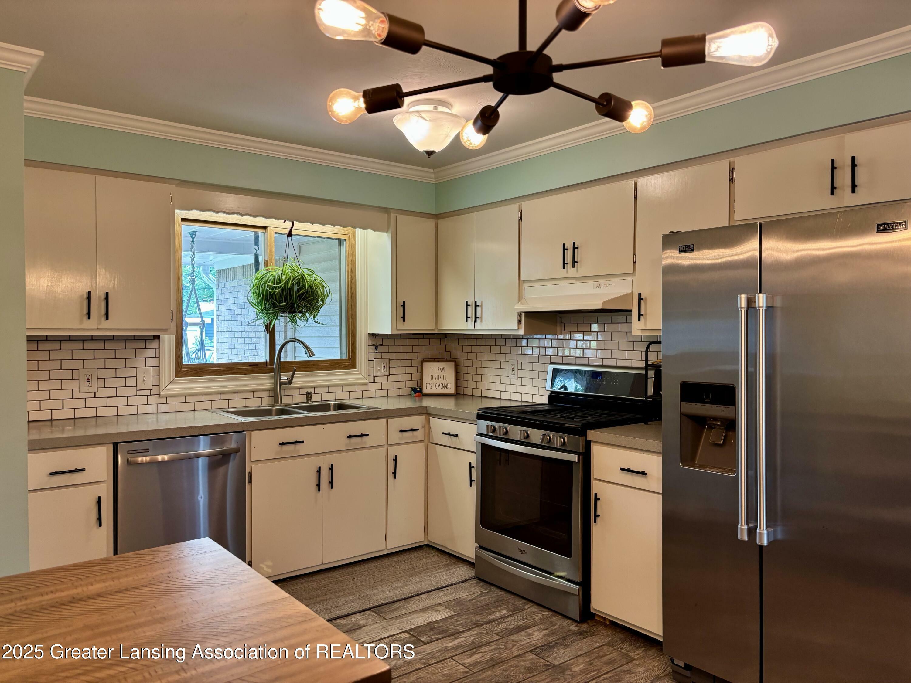 Property Photo: 1023 E Colonial Park Drive MI 48837