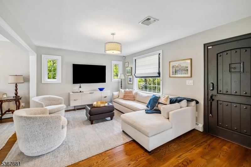 Property Photo:  562 Barnett Pl  NJ 07450 