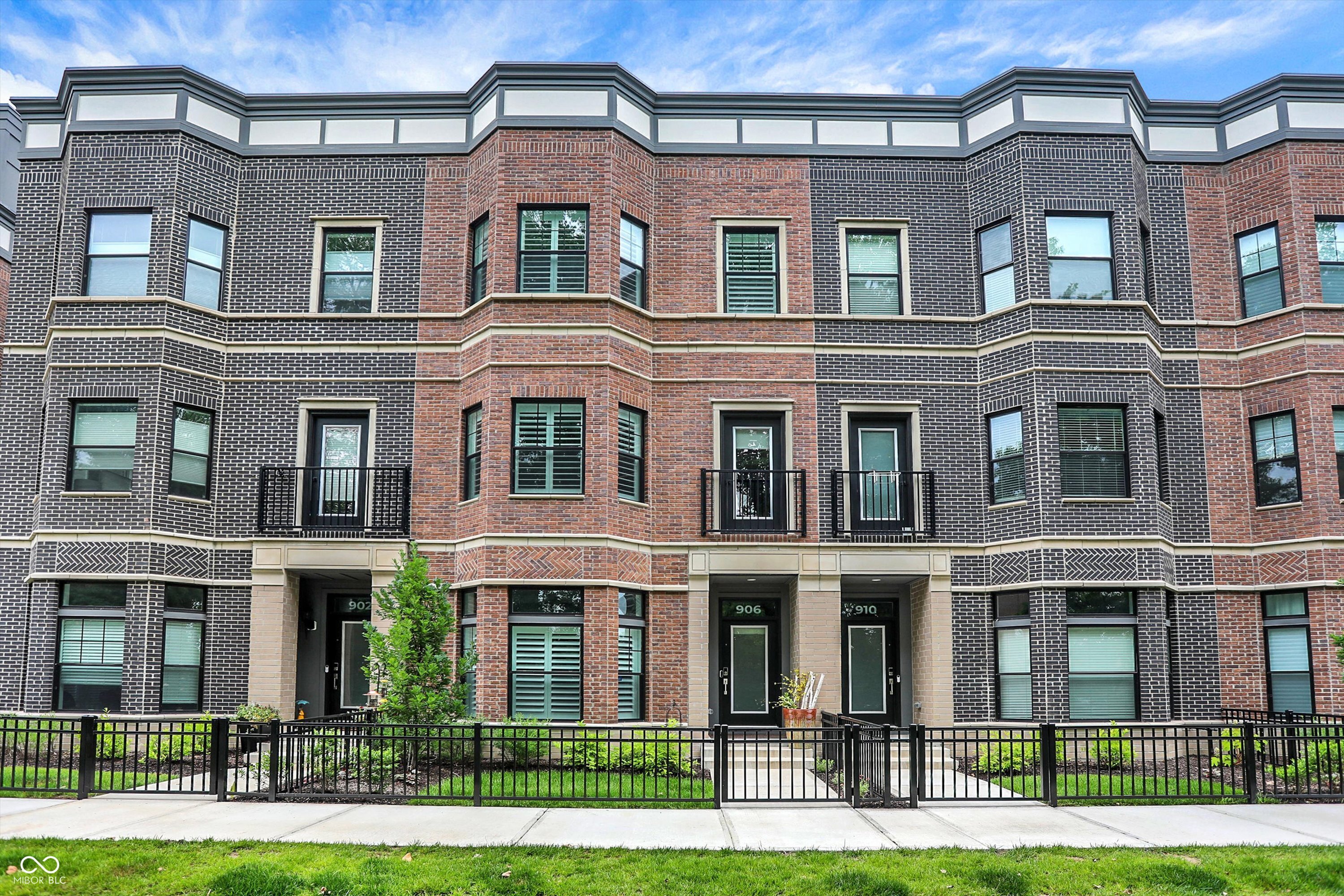 Property Photo: 906 Berkhamsted Lane IN 46032