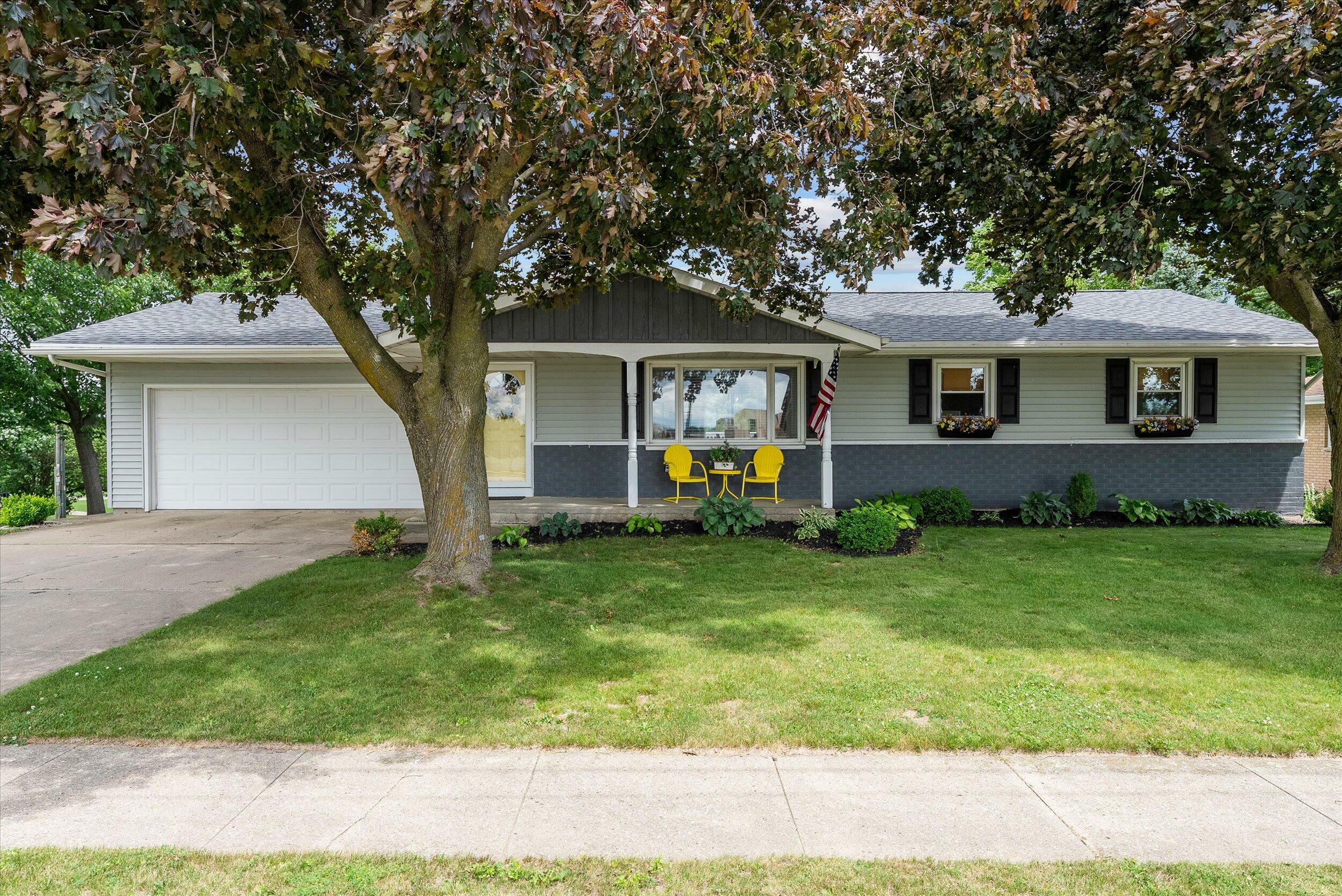 Property Photo: 605 Oak Ln WI 53032