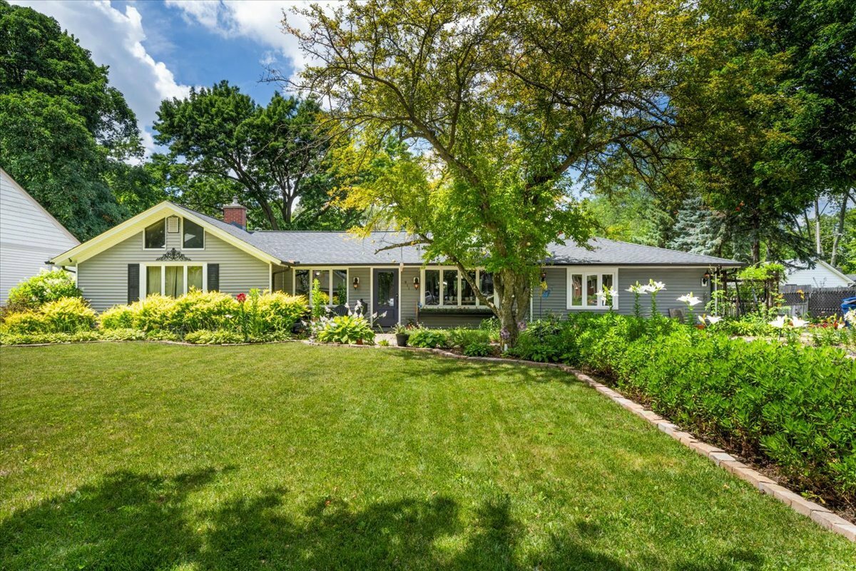 Property Photo: 911 S 7th Street IL 60174