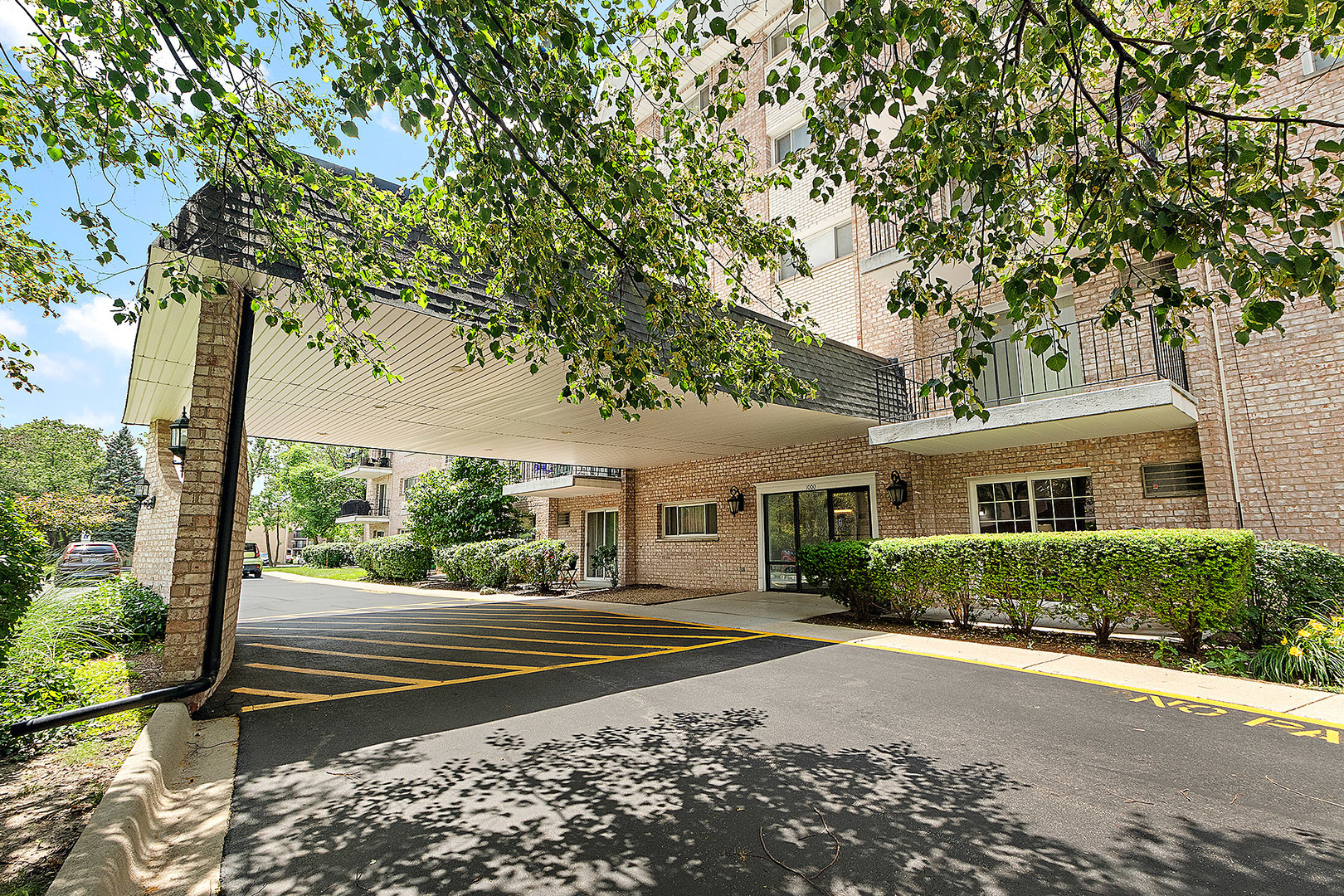Property Photo:  1000 S Lorraine Road 110  IL 60189 